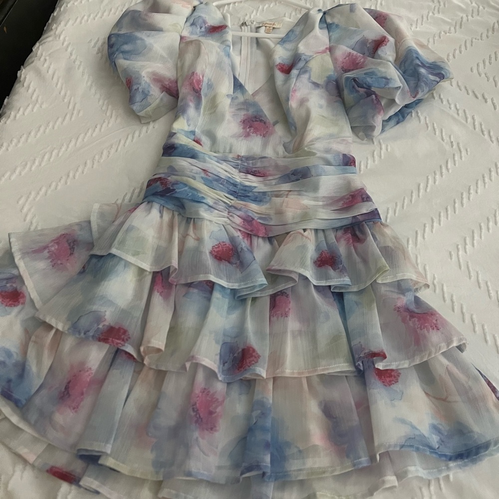 Small size dress. Wore it once. Fitting and cute.